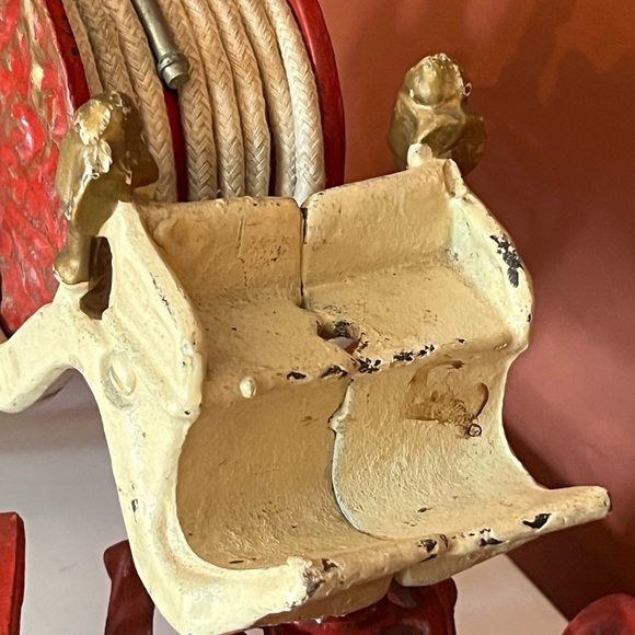 VINTAGE ANTIQUE 19” CAST IRON HORSE DRAWN FIRE ENGINE / HOSE WAGON TOY - Picture 13 of 16